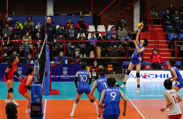 (260807) -- SAN FELIPE, Aug. 7, 2026 (Xinhua) -- Niu Sidi (Top R) of China competes during the preliminary phase match between China and the Philippines at the FIVB Volleyball Girls' U17 World Championship in San Felipe, Chile, Aug. 6, 2026. (Xinhua/Zhou Jiayi)