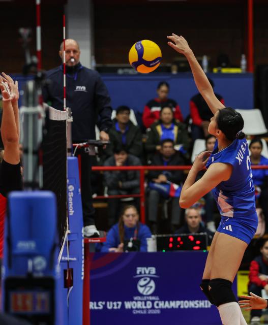 (260807) -- SAN FELIPE, Aug. 7, 2026 (Xinhua) -- Xu Ruilin of China spikes the ball during the preliminary phase match between China and the Philippines at the FIVB Volleyball Girls' U17 World Championship in San Felipe, Chile, Aug. 6, 2026. (Xinhua/Zhou Jiayi)
