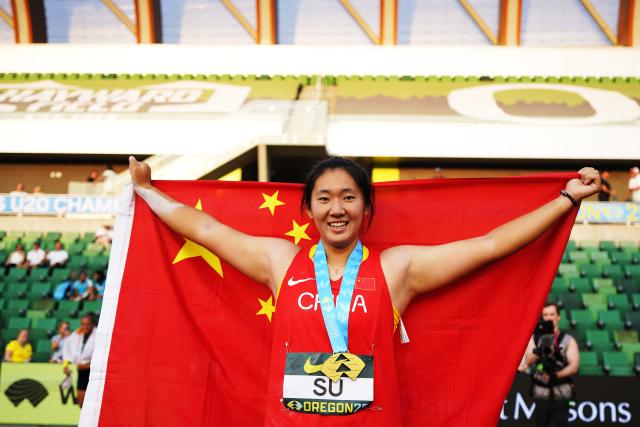 (260807) -- EUGENE, Aug. 7, 2026 (Xinhua) -- Gold medalist Su Yixin of China celebrates after the awarding ceremony of the women's discus throw at the 2026 World U20 Athletics Championships in Eugene, Oregon, the United States, Aug. 6, 2026. (Xinhua/Wu Xiaoling)