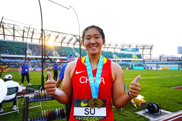 (260807) -- EUGENE, Aug. 7, 2026 (Xinhua) -- Gold medalist Su Yixin of China poses for photos after the awarding ceremony of the women's discus throw at the 2026 World U20 Athletics Championships in Eugene, Oregon, the United States, Aug. 6, 2026. (Xinhua/Wu Xiaoling)