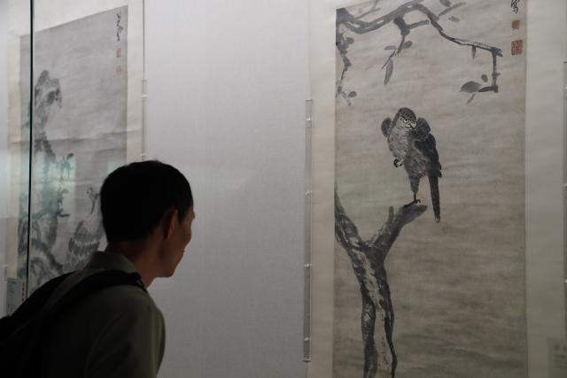 (260807) -- NANCHANG, Aug. 7, 2026 (Xinhua) -- A visitor views a painting work of Badashanren at the Badashanren Memorial Hall in Nanchang, east China's Jiangxi Province, on Aug. 6, 2026. This year marks the 400th anniversary of the birth of Badashanren, a famous Chinese artist from the late Ming Dynasty (1368-1644) and early Qing Dynasty (1644-1911). The Badashanren Memorial Hall in Nanchang has launched an exhibition featuring 129 pieces of his calligraphy and paintings from 22 museums and cultural institutions nationwide. (Xinhua/Zhou Mi)