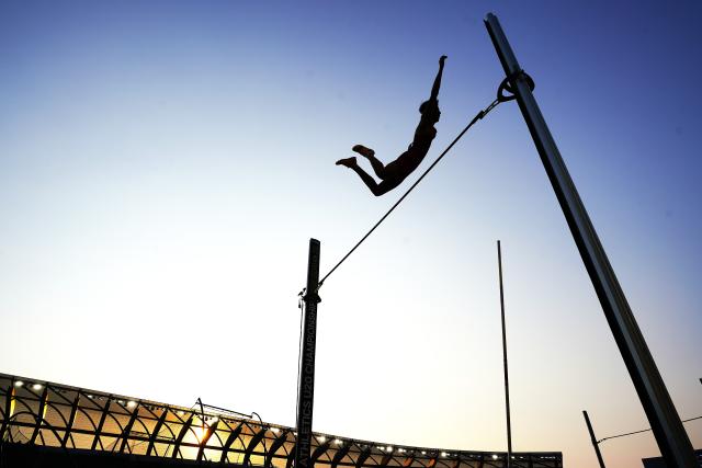(260807) -- EUGENE, Aug. 7, 2026 (Xinhua) -- Zeng Liang of China competes during the men's pole vault qualification at the 2026 World U20 Athletics Championships in Eugene, Oregon, the United States, Aug. 6, 2026. (Xinhua/Wu Xiaoling)