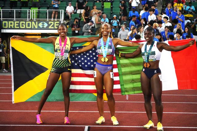 (260807) -- EUGENE, Aug. 7, 2026 (Xinhua) -- Gold medalist Mia Maxwell (C) of the United States, silver medalist Shanoya Mikalia Douglas (L) of Jamaica and bronze medalist Kelly Ann Maevane Doualla Edimo of Italy pose for photos after the women's 100m final at the 2026 World U20 Athletics Championships in Eugene, Oregon, the United States, Aug. 6, 2026. (Xinhua/Wu Xiaoling)