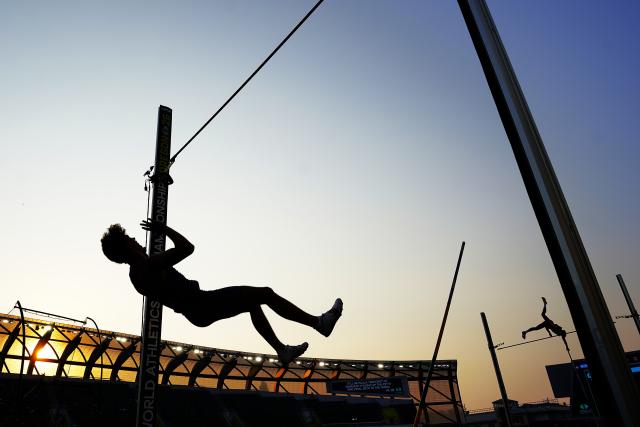 (260807) -- EUGENE, Aug. 7, 2026 (Xinhua) -- Isaiah Whitaker (L) of the United States competes during the men's pole vault qualification at the 2026 World U20 Athletics Championships in Eugene, Oregon, the United States, Aug. 6, 2026. (Xinhua/Wu Xiaoling)