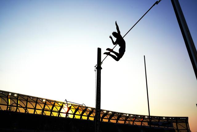 (260807) -- EUGENE, Aug. 7, 2026 (Xinhua) -- Jaxon Jerabek of the United States competes during the men's pole vault qualification at the 2026 World U20 Athletics Championships in Eugene, Oregon, the United States, Aug. 6, 2026. (Xinhua/Wu Xiaoling)