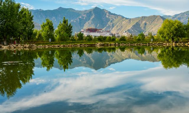 (260807) -- LHASA, Aug. 7, 2026 (Xinhua) -- This photo taken on Aug. 6, 2026 shows the Potala Palace in Lhasa, southwest China's Xizang Autonomous Region. (Xinhua/Tenzin Nyida)