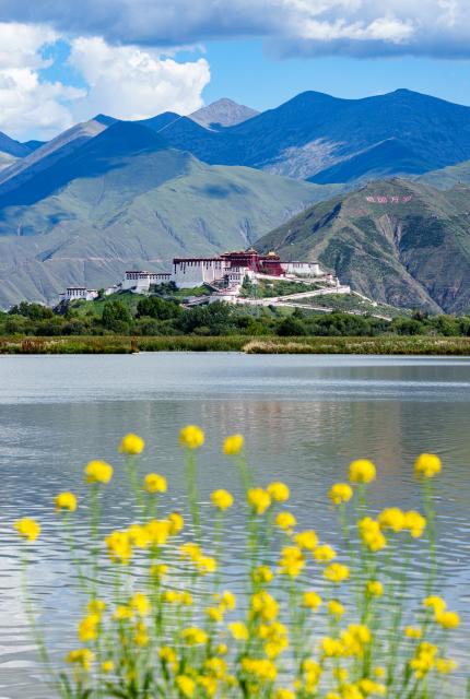 (260807) -- LHASA, Aug. 7, 2026 (Xinhua) -- This photo taken on Aug. 6, 2026 shows the Potala Palace in Lhasa, southwest China's Xizang Autonomous Region. (Xinhua/Tenzin Nyida)