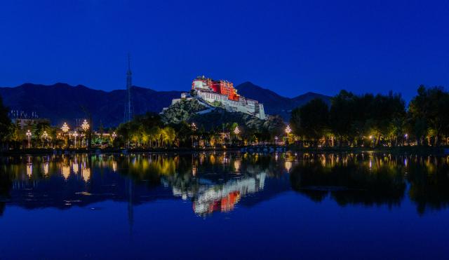 (260807) -- LHASA, Aug. 7, 2026 (Xinhua) -- This photo taken on Aug. 6, 2026 shows the Potala Palace in Lhasa, southwest China's Xizang Autonomous Region. (Xinhua/Tenzin Nyida)
