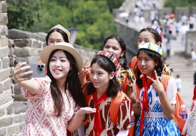 (260807) -- BEIJING, Aug. 7, 2026 (Xinhua) -- Students attending a summer camp pose for a selfie at the Badaling section of the Great Wall in Beijing, capital of China, July 16, 2026. (Photo by Liu Xuewen/Xinhua)