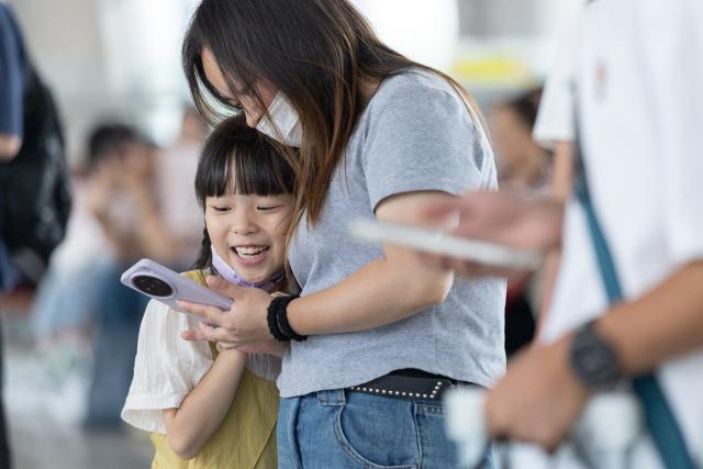 (260807) -- BEIJING, Aug. 7, 2026 (Xinhua) -- Passengers wait for their train at the departure hall of Huzhou Railway Station in Huzhou, east China's Zhejiang Province, on July 1, 2026. (Photo by Yi Fan/Xinhua)