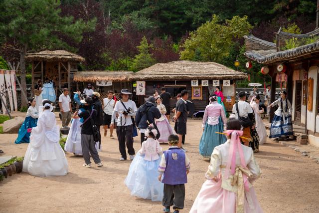 (260807) -- BEIJING, Aug. 7, 2026 (Xinhua) -- Tourists visit a Korean ethnic folk park in Yanji, northeast China's Jilin Province, on July 30, 2026. (Xinhua)