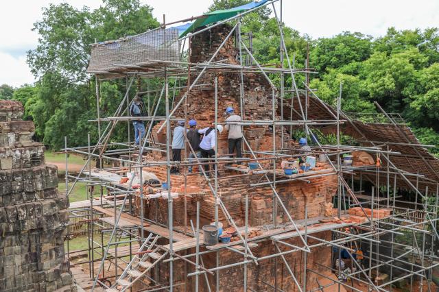 (260807) -- SIEM REAP, Aug. 7, 2026 (Xinhua) -- Staff members work at the restoration site of the Phnom Bakheng Temple's Brick Tower No. 13 in Siem Reap province, Cambodia, July 23, 2026.
  A team of conservation experts from the APSARA National Authority (ANA) is carrying out the second phase of restoration on Brick Tower No. 13 (G13) on the southern side of the Phnom Bakheng Temple in Cambodia's Angkor Archaeological Park. (ANA/Handout via Xinhua)