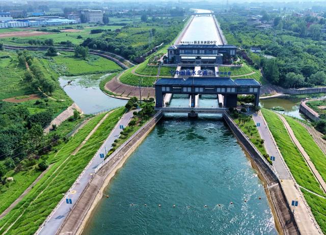 (260807) -- NANYANG, Aug. 7, 2026 (Xinhua) -- An aerial drone photo taken on Aug. 7, 2026 shows an aqueduct along the trunk canal of the middle route of the South-to-North Water Diversion Project in Nanyang, central China's Henan Province. The middle route of China's South-to-North Water Diversion Project has delivered more than 80 billion cubic meters of water as of Friday, benefiting nearly 118 million residents in 27 cities, the project operator announced.
   The mega water transfer project, the largest of its kind globally, channels water over long distances from the country's water-rich south to its northern regions, where hundreds of millions once endured "absolute water scarcity" as defined by United Nations standards. (Photo by Gao Song/Xinhua)