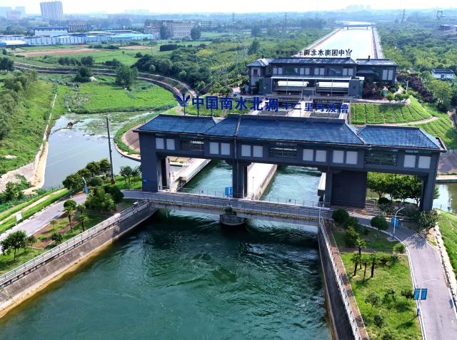 (260807) -- NANYANG, Aug. 7, 2026 (Xinhua) -- An aerial drone photo taken on Aug. 7, 2026 shows an aqueduct along the trunk canal of the middle route of the South-to-North Water Diversion Project in Nanyang, central China's Henan Province. The middle route of China's South-to-North Water Diversion Project has delivered more than 80 billion cubic meters of water as of Friday, benefiting nearly 118 million residents in 27 cities, the project operator announced.
   The mega water transfer project, the largest of its kind globally, channels water over long distances from the country's water-rich south to its northern regions, where hundreds of millions once endured "absolute water scarcity" as defined by United Nations standards. (Photo by Gao Song/Xinhua)