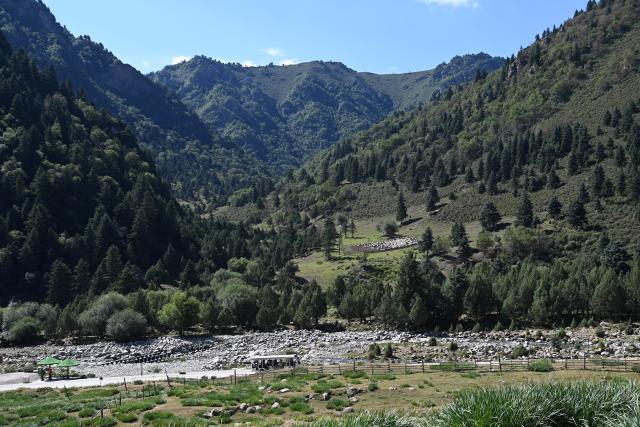 (260807) -- WUWEI, Aug. 7, 2026 (Xinhua) -- This photo taken on Aug. 7, 2026 shows a view of the Binggouhe scenic spot in Tianzhu Tibetan Autonomous County of Wuwei City, northwest China's Gansu Province. (Xinhua/Fan Peishen)