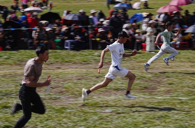 (260807) -- GARZE, Aug. 7, 2026 (Xinhua) -- People take part in a grassland relay race during the tent festival in Shiqu County of Garze Tibetan Autonomous Prefecture, southwest China's Sichuan Province, Aug. 7, 2026. A tent festival kicked off here on Friday. During the festival, local residents and tourists gather together, setting up tents and enjoying activities including horse racing, singing and dancing performances, and traditional sports competitions. (Xinhua/Jiang Hongjing)