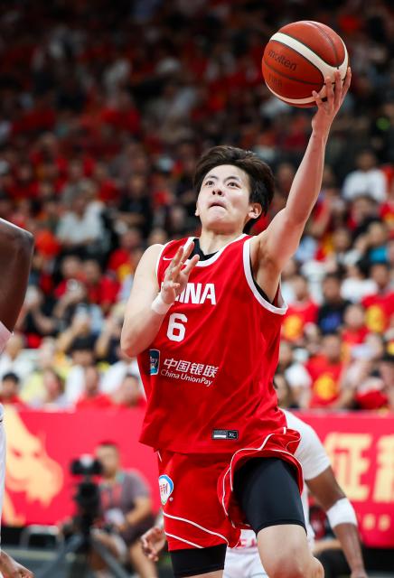 (260807) -- HAIKOU, Aug. 7, 2026 (Xinhua) -- Yang Shuyu of China goes for a lay-up during a friendly basketball match between China and Nigeria held in Haikou, south China's Hainan Province, Aug. 7, 2026. (Xinhua/Yang Guanyu)