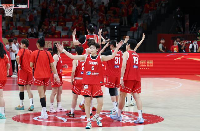 (260807) -- HAIKOU, Aug. 7, 2026 (Xinhua) -- Players of China greet the spectators after a friendly basketball match between China and Nigeria held in Haikou, south China's Hainan Province, Aug. 7, 2026. (Xinhua/Yang Guanyu)