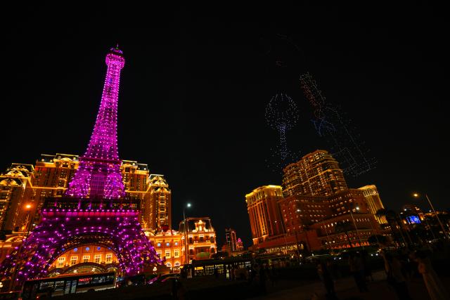 (260807) -- MACAO, Aug. 7, 2026 (Xinhua) -- This photo taken on Aug. 7, 2026 shows a drone show in Macao, south China. (Xinhua/Cheong Kam Ka)