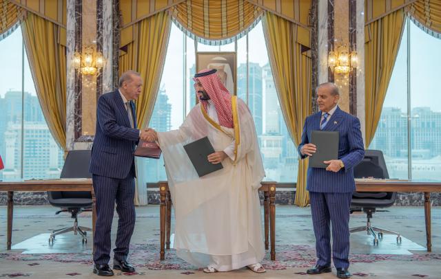 (260807) -- MAKKAH, Aug. 7, 2026 (Xinhua) -- Saudi Crown Prince and Prime Minister Mohammed bin Salman bin Abdulaziz Al Saud (C), Turkish President Recep Tayyip Erdogan (L) and Pakistani Prime Minister Muhammad Shehbaz Sharif attend the signing of the Makkah Joint Defense Agreement in Makkah, Saudi Arabia, on Aug. 7, 2026. TO GO WITH "Saudi Arabia, Türkiye, Pakistan sign joint defense agreement" (Saudi Press Agency/Handout via Xinhua)