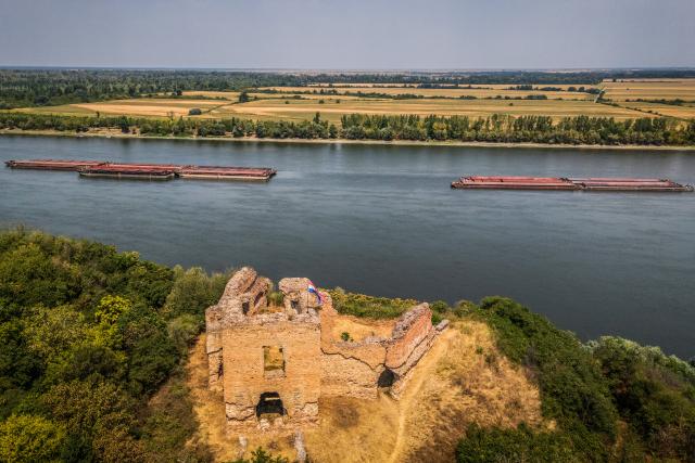 (260807) -- ZAGREB, Aug. 7, 2026 (Xinhua) -- This drone photo taken on Aug. 7, 2026 shows stranded cargo ships on the Danube river near Sarengrad, Croatia. Shipping on the Danube was severely affected by historically low water levels of the river. (David Jerkovic/PIXSELL via Xinhua)