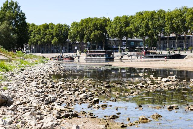(260807) -- ORLEANS, Aug. 7, 2026 (Xinhua) -- Exposed rocks are seen in the Loire River as its water level drops in Orleans, France, Aug. 7, 2026. The water level of the Loire River has dropped significantly due to persistent high temperatures and insufficient rainfall in France this summer. (Xinhua/Wu Huiwo)