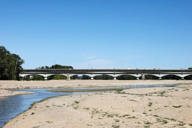 (260807) -- ORLEANS, Aug. 7, 2026 (Xinhua) -- This photo taken on Aug. 7, 2026 shows the Loire River in Orleans, France. The water level of the Loire River has dropped significantly due to persistent high temperatures and insufficient rainfall in France this summer. (Xinhua/Wu Huiwo)