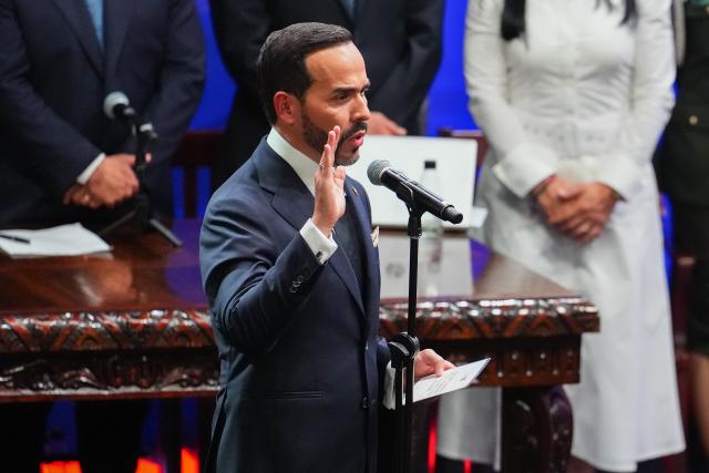(260807) -- CALI(COLOMBIA), Aug. 7, 2026 (Xinhua) -- Abelardo de la Espriella takes his oath of office during the new president's inauguration ceremony in Cali, Colombia, Aug. 7, 2026. Abelardo de la Espriella was sworn in as Colombia's new president on Friday in Cali, officially beginning his four-year term in office. (Photo by Andres Moreno/Xinhua)