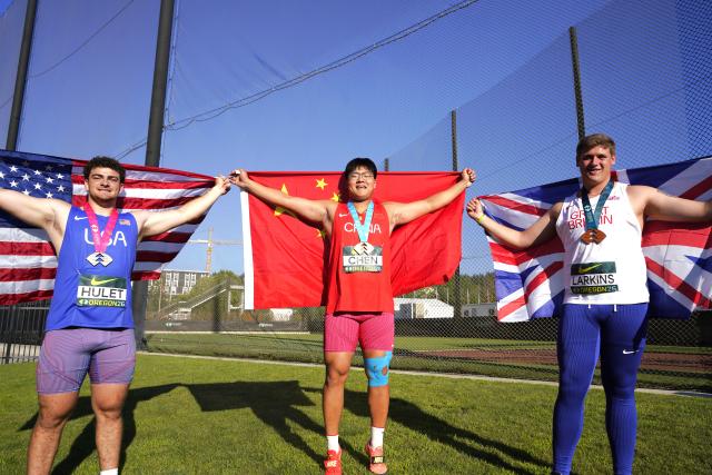 (260808) -- EUGENE, Aug. 8, 2026 (Xinhua) -- Gold Medalist Chen Jiawei (C) of China, silver medalist Kayden Hulet (L) of the United States and bronze medalist Wyatt Larkins of Britain pose for photos after the men's hammer throw final at the 2026 World U20 Athletics Championships in Eugene, Oregon, the United States, Aug. 7, 2026. (Xinhua/Wu Xiaoling)