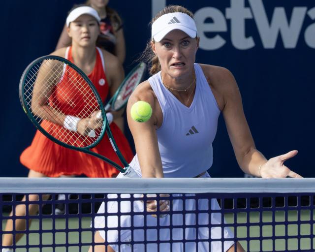 (260808) -- TORONTO, Aug. 8, 2026 (Xinhua) -- Guo Hanyu/Kristina Mladenovic (R) compete during the first round of the women's doubles match between Guo Hanyu (China)/Kristina Mladenovic (France) and Erin Routliffe (New Zealand)/Aldila Sutjiadi (Indonesia) at the 2026 National Bank Open tennis tournament in Toronto, Canada, Aug. 7, 2026. (Photo by Zou Zheng/Xinhua)