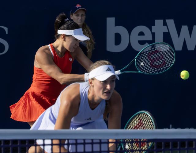 (260808) -- TORONTO, Aug. 8, 2026 (Xinhua) -- Guo Hanyu (L)/Kristina Mladenovic compete during the first round of the women's doubles match between Guo Hanyu (China)/Kristina Mladenovic (France) and Erin Routliffe (New Zealand)/Aldila Sutjiadi (Indonesia) at the 2026 National Bank Open tennis tournament in Toronto, Canada, Aug. 7, 2026. (Photo by Zou Zheng/Xinhua)
