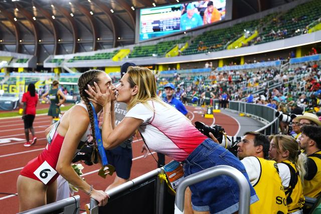 (260808) -- EUGENE, Aug. 8, 2026 (Xinhua) -- Anastazja Kus (L) of Poland kisses her mother after winning women's 400m final at the 2026 World U20 Athletics Championships in Eugene, Oregon, the United States, Aug. 7, 2026. (Xinhua/Wu Xiaoling)