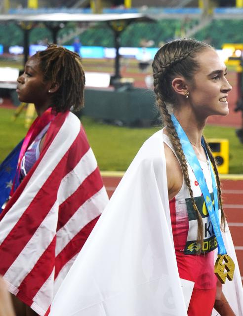 (260808) -- EUGENE, Aug. 8, 2026 (Xinhua) -- Anastazja Kus (R) of Poland celebrates after winning women's 400m final at the 2026 World U20 Athletics Championships in Eugene, Oregon, the United States, Aug. 7, 2026. (Xinhua/Wu Xiaoling)