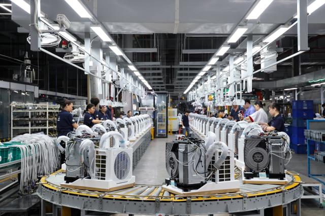(260808) -- GUANGZHOU, Aug. 8, 2026 (Xinhua) -- This photo taken on Aug. 7, 2026 shows a production line for PortaSplit portable split air conditioners inside Midea's household air conditioner factory in Guangzhou, south China's Guangdong Province. Demand for Chinese air conditioners has skyrocketed in many parts of Europe with heatwaves becoming more frequent, intense and prolonged this summer. PortaSplit, a portable split air conditioner from Chinese electronics manufacturer Midea, has become a hit product in the European market, with sales doubling compared to last year. Midea's household air conditioner factory in Guangzhou has ramped up production to meet international market demand. (Xinhua/Liang Xu)
