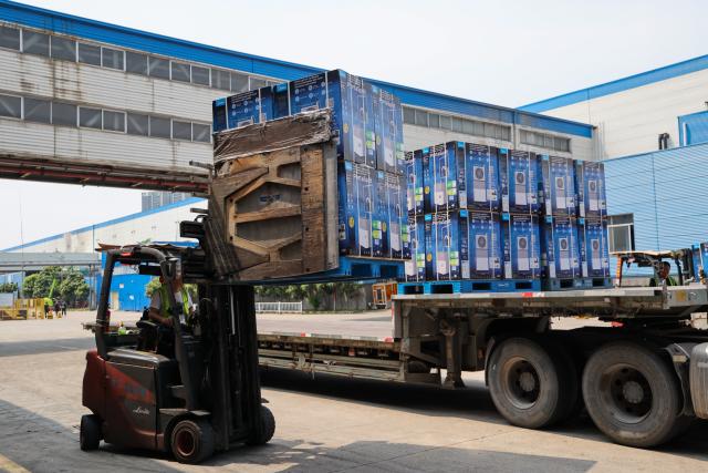 (260808) -- GUANGZHOU, Aug. 8, 2026 (Xinhua) -- A worker loads PortaSplit portable split air conditioners onto a truck at Midea's household air conditioner factory in Guangzhou, south China's Guangdong Province, Aug. 7, 2026. Demand for Chinese air conditioners has skyrocketed in many parts of Europe with heatwaves becoming more frequent, intense and prolonged this summer. PortaSplit, a portable split air conditioner from Chinese electronics manufacturer Midea, has become a hit product in the European market, with sales doubling compared to last year. Midea's household air conditioner factory in Guangzhou has ramped up production to meet international market demand. (Xinhua/Liang Xu)