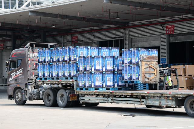 (260808) -- GUANGZHOU, Aug. 8, 2026 (Xinhua) -- A batch of PortaSplit portable split air conditioners await export to Europe at Midea's household air conditioner factory in Guangzhou, south China's Guangdong Province, Aug. 7, 2026. Demand for Chinese air conditioners has skyrocketed in many parts of Europe with heatwaves becoming more frequent, intense and prolonged this summer. PortaSplit, a portable split air conditioner from Chinese electronics manufacturer Midea, has become a hit product in the European market, with sales doubling compared to last year. Midea's household air conditioner factory in Guangzhou has ramped up production to meet international market demand. (Xinhua/Liang Xu)