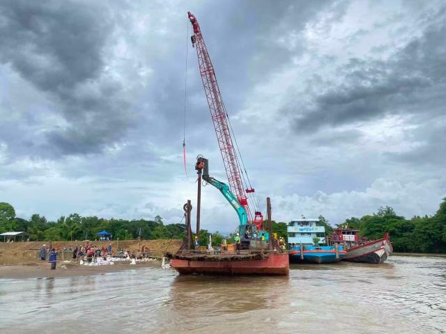 (260808) -- AYEYARWADY REGION, Aug. 8, 2026 (Xinhua) -- This photo taken on Aug. 7, 2026 shows rescuers attempting to mend a breach of the Ngawun River embankment in Laymyethna township in Ayeyarwady region, Myanmar. More than 40,000 people have been affected by flooding from July 30 to Aug. 7 following the breach of the Ngawun River embankment in Myanmar's Ayeyarwady region, a spokesperson for the president's office said, citing the Ministry of Social Welfare, Relief and Resettlement. (Ayeyarwady Region Government/Handout via Xinhua)