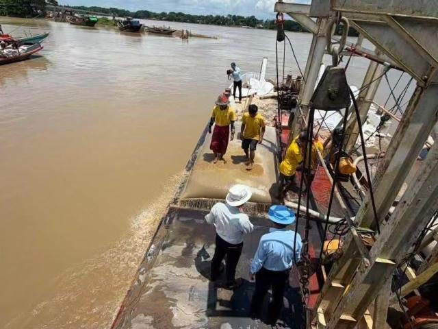 (260808) -- AYEYARWADY REGION, Aug. 8, 2026 (Xinhua) -- This photo taken on Aug. 7, 2026 shows rescuers attempting to mend a breach of the Ngawun River embankment in Laymyethna township in Ayeyarwady region, Myanmar. More than 40,000 people have been affected by flooding from July 30 to Aug. 7 following the breach of the Ngawun River embankment in Myanmar's Ayeyarwady region, a spokesperson for the president's office said, citing the Ministry of Social Welfare, Relief and Resettlement. (Ayeyarwady Region Government/Handout via Xinhua)