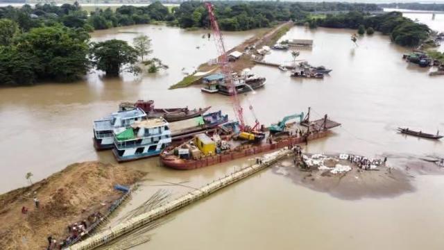 (260808) -- AYEYARWADY REGION, Aug. 8, 2026 (Xinhua) -- This photo taken on Aug. 7, 2026 shows rescuers attempting to mend a breach of the Ngawun River embankment in Laymyethna township in Ayeyarwady region, Myanmar. More than 40,000 people have been affected by flooding from July 30 to Aug. 7 following the breach of the Ngawun River embankment in Myanmar's Ayeyarwady region, a spokesperson for the president's office said, citing the Ministry of Social Welfare, Relief and Resettlement. (Ayeyarwady Region Government/Handout via Xinhua)