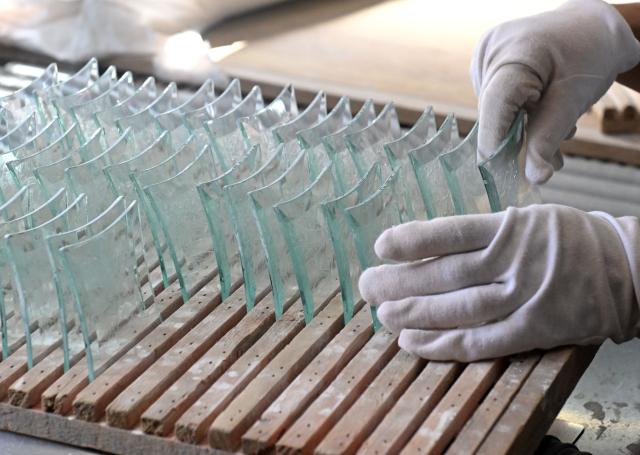 (260808) -- QINHUANGDAO, Aug. 8, 2026 (Xinhua) -- A worker arranges glass products at a glass factory in Qinhuangdao, north China's Hebei Province, Aug. 8, 2026. The city is driving the transformation and upgrading in its glass manufacturing sector, with emphasis on products for artistic creation and other special purposes. (Photo by Chen Qibao/Xinhua)
