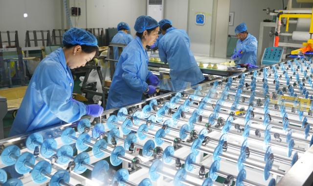 (260808) -- QINHUANGDAO, Aug. 8, 2026 (Xinhua) -- Workers are seen at a glass factory in Qinhuangdao, north China's Hebei Province, Aug. 8, 2026. The city is driving the transformation and upgrading in its glass manufacturing sector, with emphasis on products for artistic creation and other special purposes. (Photo by Yan Zhiguo/Xinhua)