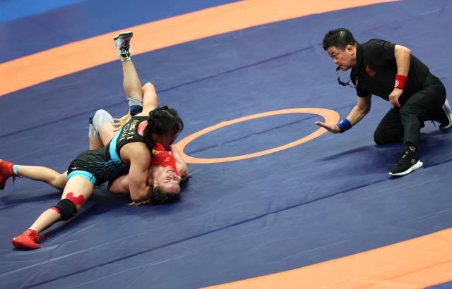 (260808) -- XI'AN, Aug. 8, 2026 (Xinhua) -- Feng Yongxin (bottom) of China and Veranika Ivanova of Belarus compete during the women's 62kg round 5 at 2026 China-Central Asia Elite Wrestling Tournament in Xi'an, northwest China's Shaanxi Province, Aug. 8, 2026. (Xinhua/Li Yibo)