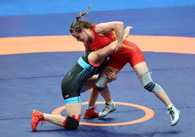 (260808) -- XI'AN, Aug. 8, 2026 (Xinhua) -- Feng Yongxin (L) of China and Veranika Ivanova of Belarus compete during the women's 62kg round 5 at 2026 China-Central Asia Elite Wrestling Tournament in Xi'an, northwest China's Shaanxi Province, Aug. 8, 2026. (Xinhua/Li Yibo)