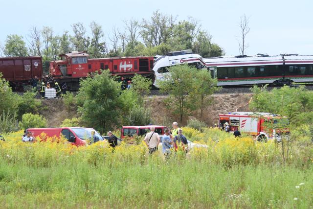 (260808) -- ZAGREB, Aug. 8, 2026 (Xinhua) -- This photo taken on Aug. 8, 2026 shows the site of a train collision in Skrinjari, Croatia. A passenger train and a freight train collided on Saturday morning near Skrinjari, about 60 kilometers east of the Croatian capital Zagreb, leaving six passengers severely injured and 14 others with minor injuries.
   The crash occurred at approximately 10:05 a.m. local time (0805 GMT) on a section of the track between the Sveti Ivan Zabno and Gradec stations, according to the national broadcaster Croatian Radiotelevision (HRT). (Damir Spehar/PIXSELL via Xinhua)