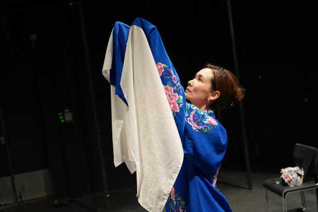 (260809) -- LONDON, Aug. 9, 2026 (Xinhua) -- Chinese musical-theater actress Fiona Zhu rehearses for an original one-woman musical "Herstory in History" in London, Britain, Aug. 3, 2026. TO GO WITH "Feature: Chinese musical in Britain revisits ancient story from women's perspective" (Photo by Jade Cao/Xinhua)