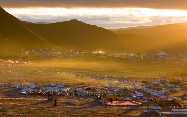 (260809) -- BEIJING, Aug. 9, 2026 (Xinhua) -- A drone photo taken on Aug. 8, 2026 shows a view at dawn during a tent festival in Shiqu County of Garze Tibetan Autonomous Prefecture, southwest China's Sichuan Province. A tent festival is held here from Friday to Sunday. During the festival, local residents and tourists set up tents and enjoy activities including horse racing, singing and dancing performances, and traditional sports competitions. (Xinhua/Jiang Hongjing)