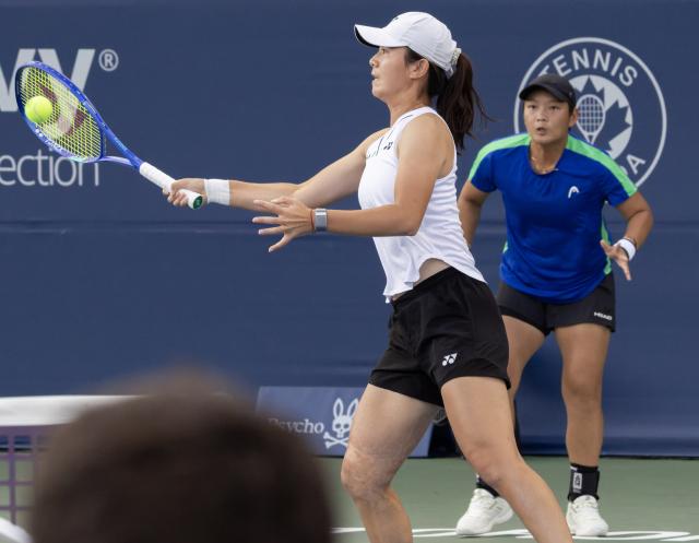 (260809) -- TORONTO, Aug. 9, 2026 (Xinhua) -- Jiang Xinyu/Wu Fang-Hsien (L) compete during the second round of the women's doubles match between Jiang Xinyu (China)/Wu Fang-Hsien (Chinese Taipei) and Elise Mertens (Belgium)/Diana Shnaider (Russia) at the 2026 National Bank Open tennis tournament in Toronto, Canada, Aug. 8, 2026. (Photo by Zou Zheng/Xinhua)