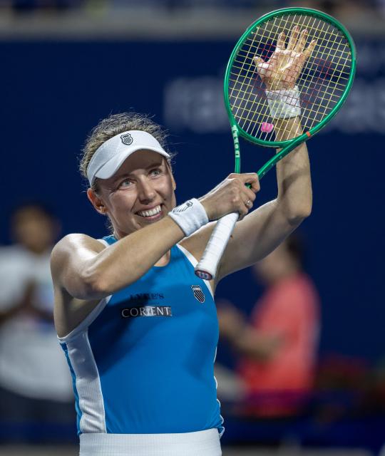(260809) -- TORONTO, Aug. 9, 2026 (Xinhua) -- Ekaterina Alexandrova of Russia celebrates victory after the women's singles round of 16 match between Aryna Sabalenka of Belarus and Ekaterina Alexandrova of Russia at the 2026 National Bank Open tennis tournament in Toronto, Canada, Aug. 8, 2026. (Photo by Zou Zheng/Xinhua)