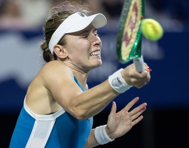 (260809) -- TORONTO, Aug. 9, 2026 (Xinhua) -- Ekaterina Alexandrova of Russia returns the ball during the women's singles round of 16 match between Aryna Sabalenka of Belarus and Ekaterina Alexandrova of Russia at the 2026 National Bank Open tennis tournament in Toronto, Canada, Aug. 8, 2026. (Photo by Zou Zheng/Xinhua)