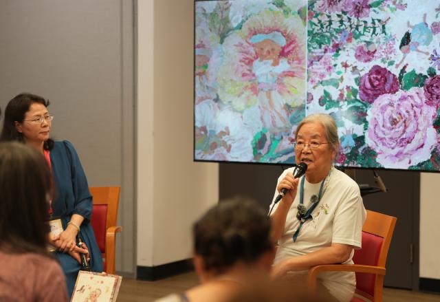 (260809) -- OTTAWA, Aug. 9, 2026 (Xinhua) -- Chinese illustrator Cai Gao communicates with readers at a meet-and-greet event in Ottawa, Canada, Aug. 8, 2026. On Aug. 7, Cai received the 2026 Hans Christian Andersen Award for Illustration at a ceremony in Ottawa, becoming the first Chinese illustrator to win the highest international honor for creators of children's books. (Photo by Chen Min/Xinhua)